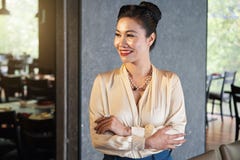 Phasen- lächelnde asiatische weibliche Stellung im Café lizenzfreies stockfoto Phasen- lächelnde asiatische weibliche Stellung im Café lizenzfreies stockfoto