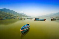 Phewa sjön är den berömda och härliga sjön i Pokhara Nepal royaltyfri foto Phewa sjön är den berömda och härliga sjön i Pokhara Nepal royaltyfri foto