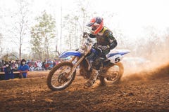 Phichit, Таиланд, 27,2015 -го декабрь: Весьма мотоцикл спорта, конкуренция motocross, всадник motocross загоняя в угол и освобожд стоковые изображения Phichit, Таиланд, 27,2015 -го декабрь: Весьма мотоцикл спорта, конкуренция motocross, всадник motocross загоняя в угол и освобожд стоковые изображения
