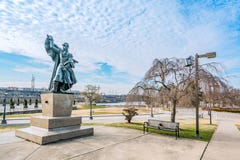 Philadelphfia, Pensilvânia, EUA - em dezembro de 2018 - a estátua de bronze de Marquis de Lafayette pode ser encontrada no jardim imagem de stock Philadelphfia, Pensilvânia, EUA - em dezembro de 2018 - a estátua de bronze de Marquis de Lafayette pode ser encontrada no jardim imagem de stock