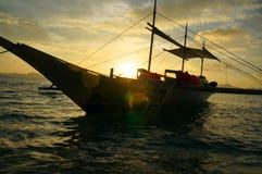 Philippinen-Fischerboot im Sonnenuntergang lizenzfreie stockfotos Philippinen-Fischerboot im Sonnenuntergang lizenzfreie stockfotos