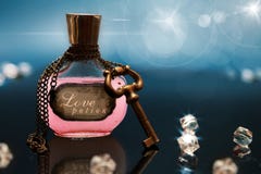 Philtre d'amour dans une bouteille avec la chaîne et clé autour de la bouteille images libres de droits Philtre d'amour dans une bouteille avec la chaîne et clé autour de la bouteille images libres de droits