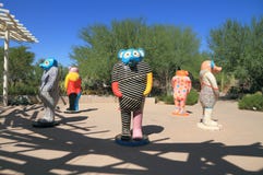 Phoenix/Tempe, Arizona: Jun Kaneko Sculptures i ökenbotanisk trädgård royaltyfri fotografi Phoenix/Tempe, Arizona: Jun Kaneko Sculptures i ökenbotanisk trädgård royaltyfri fotografi