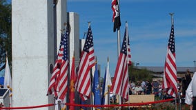 Phoenix, †“11/11/2017 de AZ/de los E.E.U.U.: Banderas, monumento y patrón del día de veteranos Phoenix, †“11/11/2017 de AZ/de los E.E.U.U.: Banderas, monumento y patrón del día de veteranos