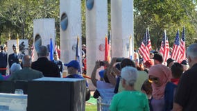 Phoenix, †“11/11/2017 de AZ/USA: Ascendente cercano de la muchedumbre y del monumento de la ceremonia del día de veteranos Phoenix, †“11/11/2017 de AZ/USA: Ascendente cercano de la muchedumbre y del monumento de la ceremonia del día de veteranos