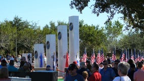 Phoenix, †“11/11/2017 de AZ/USA: Muchedumbre de la ceremonia del día de veteranos y lleno conmemorativo Phoenix, †“11/11/2017 de AZ/USA: Muchedumbre de la ceremonia del día de veteranos y lleno conmemorativo