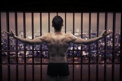 Photo conceptuelle de type musculaire regardant le panorama de ville photo stock Photo conceptuelle de type musculaire regardant le panorama de ville photo stock