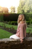Photo d'élève de terminale d'extérieur caucasien blond de fille photo libre de droits Photo d'élève de terminale d'extérieur caucasien blond de fille photo libre de droits