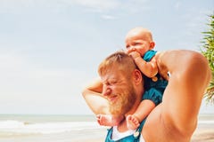 Photo de famille drôle Le fils de bébé s'asseyent sur des épaules de père photo stock Photo de famille drôle Le fils de bébé s'asseyent sur des épaules de père photo stock