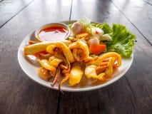 Photo de macro de fruits de mer de calamari frite par sauce chili Photographie stock libre de droits Photo de macro de fruits de mer de calamari frite par sauce chili Photographie stock libre de droits