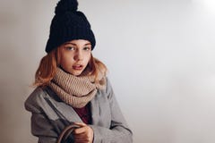 Photo de mode de fille d'adolescent avec l'émotion et les un bon nombre d'espace de copie photos libres de droits Photo de mode de fille d'adolescent avec l'émotion et les un bon nombre d'espace de copie photos libres de droits