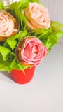 Photo de plan rapproch? de bouquet de fleur faite de g?teaux et petits g?teaux sur le bureau en bois blanc Beau tir des bonbons e image libre de droits Photo de plan rapproch? de bouquet de fleur faite de g?teaux et petits g?teaux sur le bureau en bois blanc Beau tir des bonbons e image libre de droits