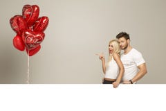 Photo de valentines de jeunes couples dans l'amour photographie stock libre de droits Photo de valentines de jeunes couples dans l'amour photographie stock libre de droits