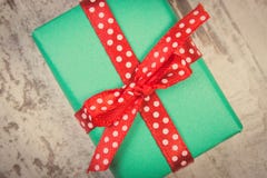 Photo de vintage, cadeau vert pour Noël ou toute autre célébration sur la planche en bois Photos stock Photo de vintage, cadeau vert pour Noël ou toute autre célébration sur la planche en bois Photos stock