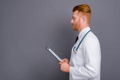 Photo de vue de côté de profil du gentil docteur de calme d'isolement sur le gra foncé images stock Photo de vue de côté de profil du gentil docteur de calme d'isolement sur le gra foncé images stock