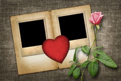 Photo deux à l'ancienne avec le coeur de papier rouge avec la rose de rose Images libres de droits