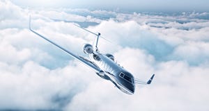 Photo du vol générique de luxe noir de jet privé de conception en ciel bleu Nuages blancs énormes au fond Course d'affaires photographie stock Photo du vol générique de luxe noir de jet privé de conception en ciel bleu Nuages blancs énormes au fond Course d'affaires photographie stock