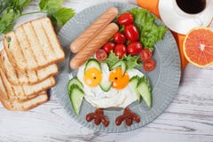 Photo mignonne d'amusement de hibou d'oeufs au plat de petit déjeuner du ` s d'enfants de nourriture images libres de droits Photo mignonne d'amusement de hibou d'oeufs au plat de petit déjeuner du ` s d'enfants de nourriture images libres de droits