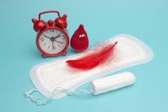 Photo médicale de conception Baisse rêveuse rouge de sang de crochet de sourire, protection quotidienne et menstruelle et tampon image libre de droits Photo médicale de conception Baisse rêveuse rouge de sang de crochet de sourire, protection quotidienne et menstruelle et tampon image libre de droits