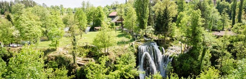Photo panoramique de cascade sur la rivière de Korana dans le village de Rastoke Près de Slunj en Croatie photographie stock libre de droits Photo panoramique de cascade sur la rivière de Korana dans le village de Rastoke Près de Slunj en Croatie photographie stock libre de droits