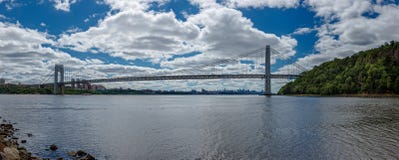 Photo panoramique de George Washington Bridge au-dessus de Hudson River photo libre de droits Photo panoramique de George Washington Bridge au-dessus de Hudson River photo libre de droits