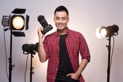 Photographe professionnel Portrait de jeune homme sûr dans SH Photos libres de droits Photographe professionnel Portrait de jeune homme sûr dans SH Photos libres de droits