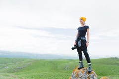 Photographe tenant un appareil-photo dehors Fille sur la nature photo libre de droits Photographe tenant un appareil-photo dehors Fille sur la nature photo libre de droits