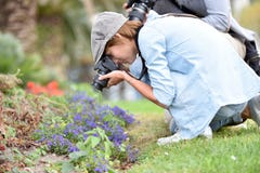Photographes en parc faisant la macro photographie photos libres de droits Photographes en parc faisant la macro photographie photos libres de droits