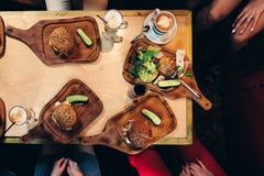 Photographie de nourriture La vue supérieure des hamburgers a servi avec les légumes frais, concombres sur les conseils en bois d image stock Photographie de nourriture La vue supérieure des hamburgers a servi avec les légumes frais, concombres sur les conseils en bois d image stock