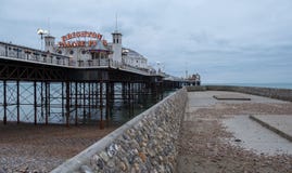 Photographie de pilier de palais, Brighton, le Sussex R-U, avec la jetée sur la droite photographie stock libre de droits Photographie de pilier de palais, Brighton, le Sussex R-U, avec la jetée sur la droite photographie stock libre de droits