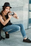 Photographies de fille avec le rétro appareil photo numérique dénommé photo libre de droits Photographies de fille avec le rétro appareil photo numérique dénommé photo libre de droits