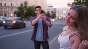 Photoshoot adolescente de la calle de la mujer de la paleta de la forma de vida almacen de metraje de vídeo Photoshoot adolescente de la calle de la mujer de la paleta de la forma de vida almacen de metraje de vídeo
