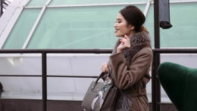 Photoshoot de la colección del abrigo de invierno para la cubierta de la revista Presentación modelo hermosa delante de a metrajes Photoshoot de la colección del abrigo de invierno para la cubierta de la revista Presentación modelo hermosa delante de a metrajes