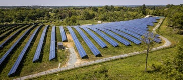 Photovoltaic sol- enheter för flyg- industriell sikt producera förnybara energikällor royaltyfria foton Photovoltaic sol- enheter för flyg- industriell sikt producera förnybara energikällor royaltyfria foton