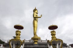 Phra Buddha Mongkol Maharaj größter goldener stehender Buddha an Hat- Yaistadtpark, Hat Yai Thailand stockbild Phra Buddha Mongkol Maharaj größter goldener stehender Buddha an Hat- Yaistadtpark, Hat Yai Thailand stockbild