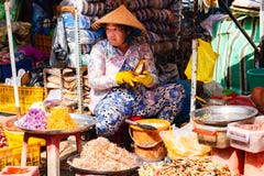 Phu Quoc, Βιετνάμ, στις 26 Φεβρουαρίου 2018 - γυναίκα στις παραδοσιακές πωλώντας τσάντες καπέλων των καρυκευμάτων στην παραδοσιακ στοκ φωτογραφίες με δικαίωμα ελεύθερης χρήσης Phu Quoc, Βιετνάμ, στις 26 Φεβρουαρίου 2018 - γυναίκα στις παραδοσιακές πωλώντας τσάντες καπέλων των καρυκευμάτων στην παραδοσιακ στοκ φωτογραφίες με δικαίωμα ελεύθερης χρήσης
