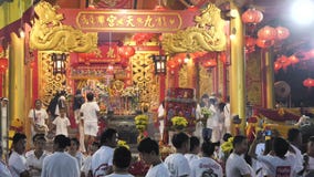 Phuket, Tailandia - 17 de octubre de 2018: Festival vegetariano Jay en capilla de la ciudad de Phuket almacen de video Phuket, Tailandia - 17 de octubre de 2018: Festival vegetariano Jay en capilla de la ciudad de Phuket almacen de video