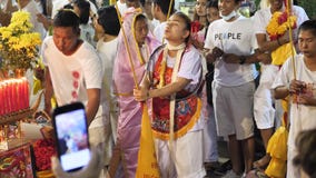 Phuket, Tailandia - 17 de octubre de 2018: Festival vegetariano Jay en capilla de la ciudad de Phuket almacen de metraje de vídeo Phuket, Tailandia - 17 de octubre de 2018: Festival vegetariano Jay en capilla de la ciudad de Phuket almacen de metraje de vídeo