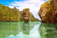Phuket Tajlandia wyspa odbijająca w wodzie zdjęcie stock Phuket Tajlandia wyspa odbijająca w wodzie zdjęcie stock