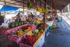 Phuket, Thailand im März 2013 Handel der thailändischen Leute in offenem markiertem der Frucht lizenzfreie stockbilder Phuket, Thailand im März 2013 Handel der thailändischen Leute in offenem markiertem der Frucht lizenzfreie stockbilder