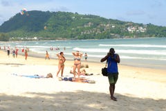 Phuket, Thailand - Juni 23, 2018: Fotograaf op het strand, Pho royalty-vrije stock afbeeldingen Phuket, Thailand - Juni 23, 2018: Fotograaf op het strand, Pho royalty-vrije stock afbeeldingen