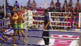 PHUKET, THAILAND - JUNI 2014: Thailändisches Kastenmatch Muay PHUKET, THAILAND - JUNI 2014: Thailändisches Kastenmatch Muay