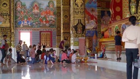 Phuket, Ταϊλάνδη - 27 Μαρτίου 2019 Wat Maha That Wachiramongkol Οι άνδρες και οι γυναίκες Ταϊλανδοί κάθονται στα παραδοσιακά ενδύ απόθεμα βίντεο Phuket, Ταϊλάνδη - 27 Μαρτίου 2019 Wat Maha That Wachiramongkol Οι άνδρες και οι γυναίκες Ταϊλανδοί κάθονται στα παραδοσιακά ενδύ απόθεμα βίντεο