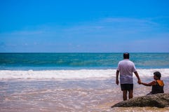 Phuket, Ταϊλάνδη - 2009: Χέρια εκμετάλλευσης ζεύγους στην παραλία στοκ εικόνα με δικαίωμα ελεύθερης χρήσης Phuket, Ταϊλάνδη - 2009: Χέρια εκμετάλλευσης ζεύγους στην παραλία στοκ εικόνα με δικαίωμα ελεύθερης χρήσης