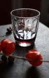 Physalis et un verre photos stock Physalis et un verre photos stock