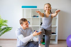 Physiotherapeuten, die an Rehabilitation arbeiten stockfoto Physiotherapeuten, die an Rehabilitation arbeiten stockfoto