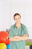 Physiotherapist z jej rękami krzyżować obrazy royalty free Physiotherapist z jej rękami krzyżować obrazy royalty free