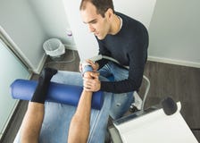 Physiothérapeute donnant la thérapie de pied à un patient dans la clinique Concept avancé de physiothérapie images libres de droits Physiothérapeute donnant la thérapie de pied à un patient dans la clinique Concept avancé de physiothérapie images libres de droits