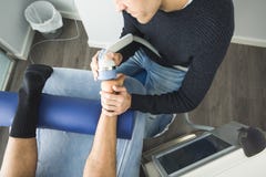 Physiothérapeute donnant la thérapie de pied à un patient dans la clinique Concept avancé de physiothérapie images libres de droits Physiothérapeute donnant la thérapie de pied à un patient dans la clinique Concept avancé de physiothérapie images libres de droits