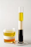 physique Liquides non-miscibles dans des couches separed image stock physique Liquides non-miscibles dans des couches separed image stock